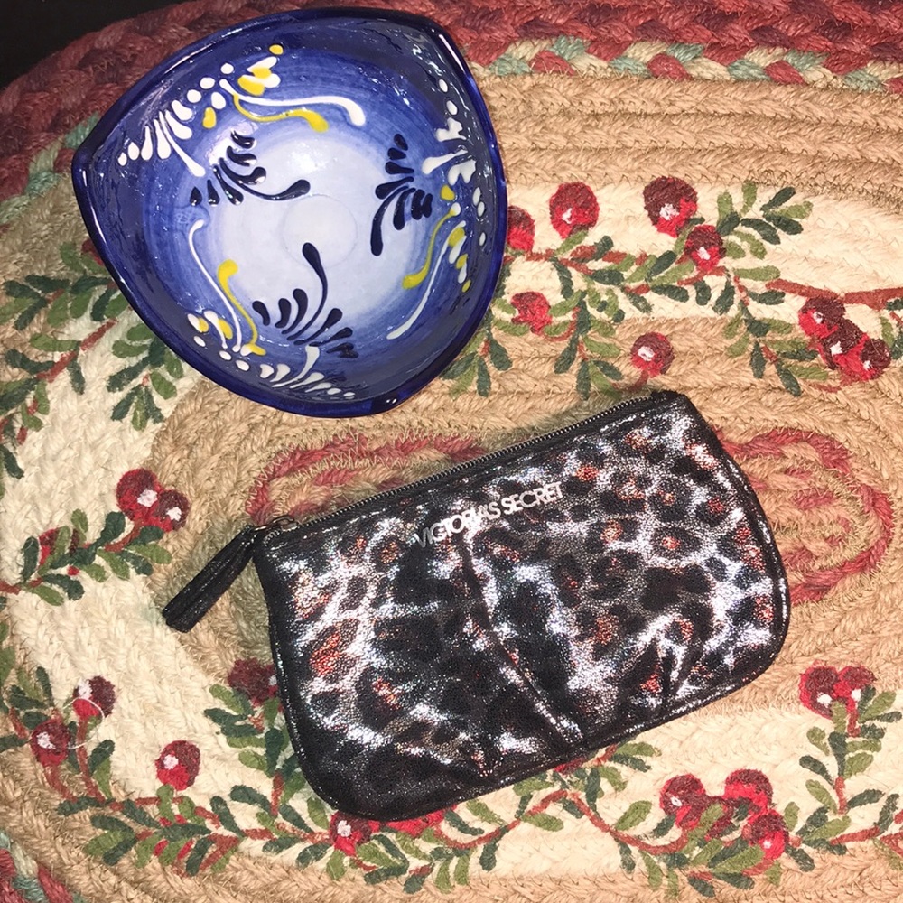 Victoria’s Secret shimmer cheetah pouch 🐆